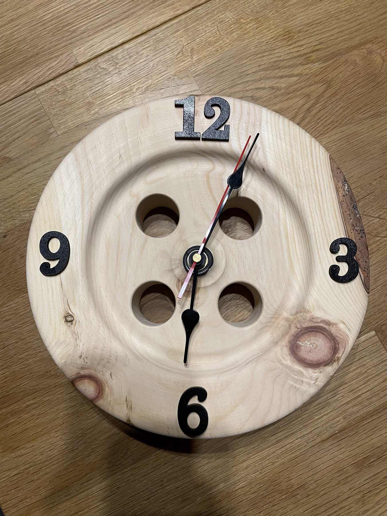 Außergewöhnliche Knopf-Uhr aus Zirbenholz