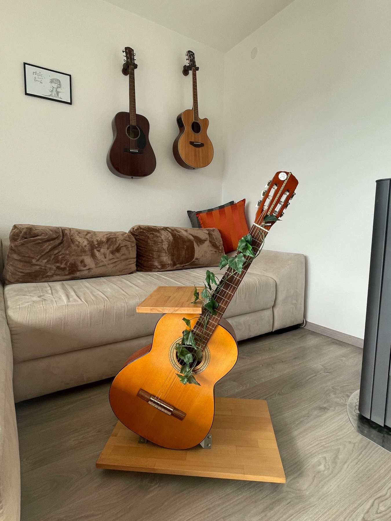 Aus einer alten Gitarre entstand ein Beistelltisch auf Rollen