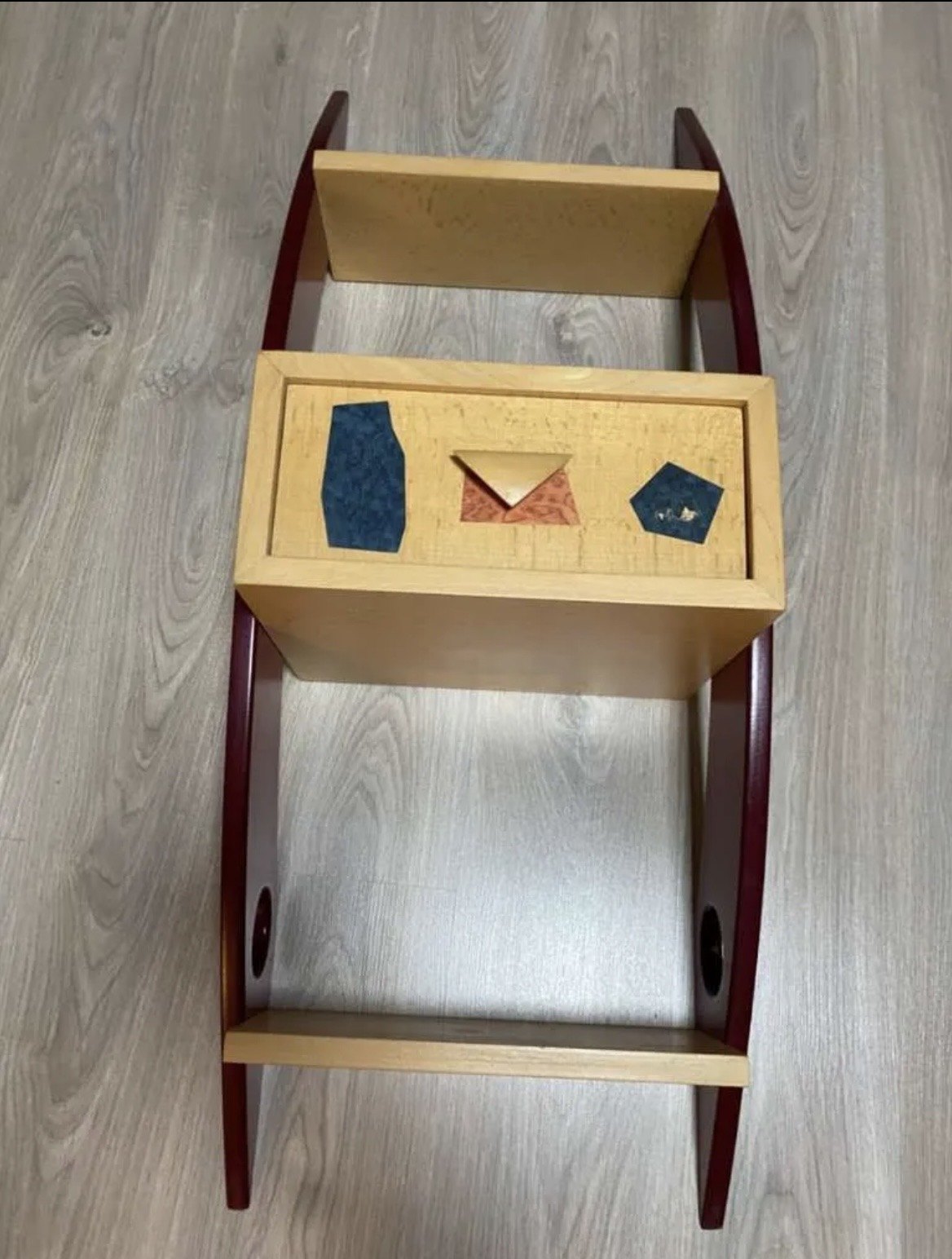 Neu aufgebautes Regal mit alten und neuen Elementen